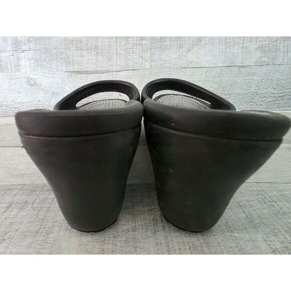 Crocs Black & Gold Wedge Sandals Womens Size 10 Geometric Pattern - Picture 3 of 4